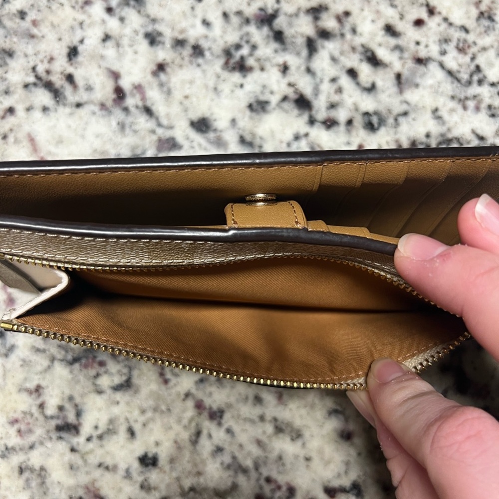 Tan Coach wallet - Picture 4 of 5